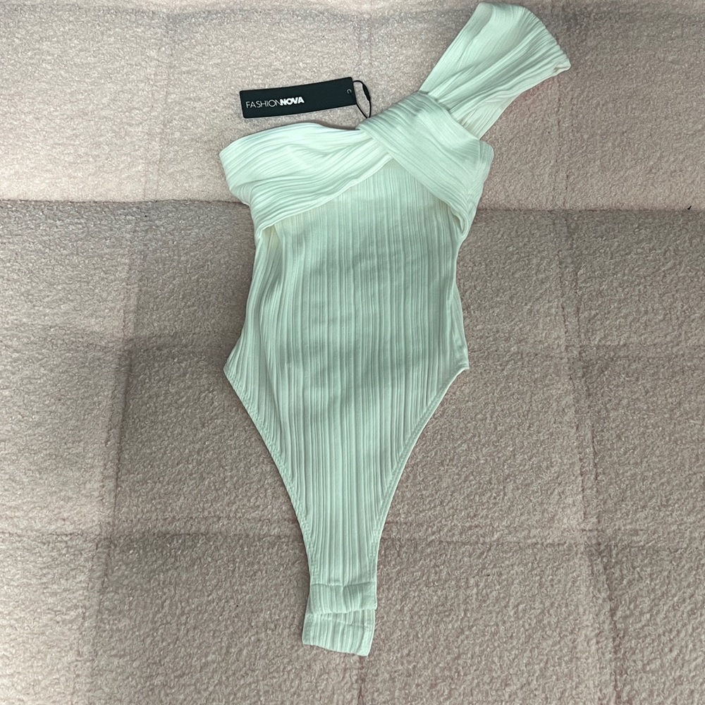 NWT - Fashion Nova One-Shoulder Ivory Bodysuit - XS
